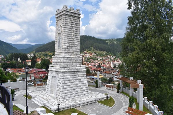 Паметникът на загиналите във войните чепеларци, известен като Малката Шипка, e с облагородено пространство.