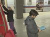 Полицията хвана младежите, нарекли 7-годишно дете в метрото „мръсна циганка“