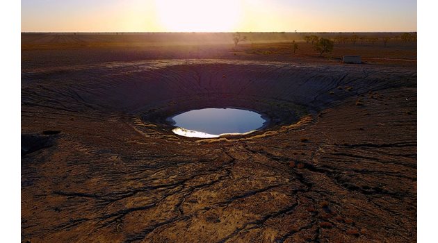 Заради сушата в Австралия остана само локва от язовир, който фермер си беше построил в имението си в Нов Южен Уелс.