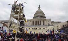 Тръмп вдигна революция в Капитолия - противогази, оръжие, убити