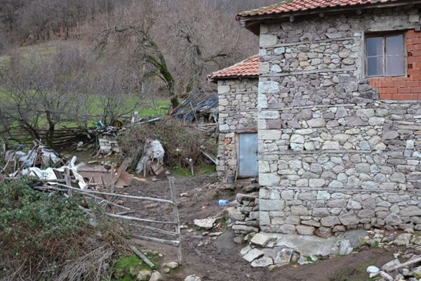 На това място в обезлюденото село Душка беглецът се среща с пастира.