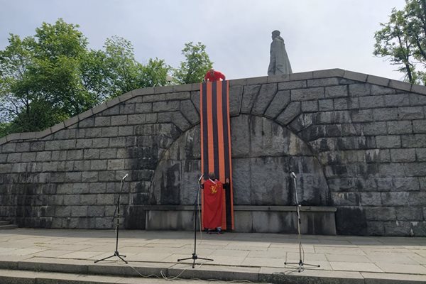 Огромна георгиевска лента беше разпъната под паметника Альоша, въпреки призивите този съветски знак да не се използва.