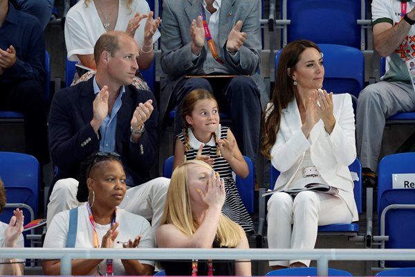 Принцеса Шарлот с родителите си принц Уилям и Кейт Мидълтън на състезание по плуване СНИМКИ: Ройтерс
