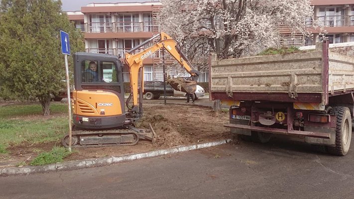 Ремонтите  в курорта започнаха от  главните алеи.