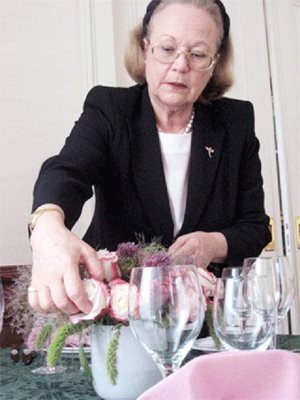 Директорката на Вила Пиерфьо Вивиан Нери показва как се аранжират цветя.
СНИМКИ: АРХИВ