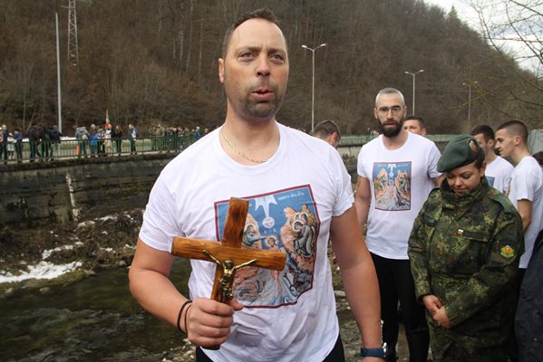 40-годишният Иван Бялков е сержант в 101-ви Алпийски батальон в Смолян.