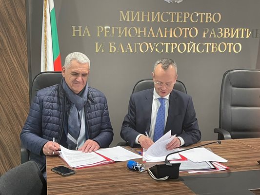 Кметът на Благоевград Методи Байкушев /вдясно подписа първите споразумения за 8 000 000 лева финансиране от МРРБ.