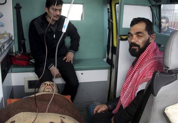 Сириец лежи в турски линейка на сирийско-турската граница в Онкупинар, след като е бил ранен в Алепо