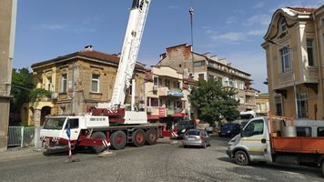 С 30-метров кран туроператорката Анатравел прехвърля по въздух тухли за кооперация, съседи не й дават да строи (Снимки)