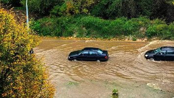 Перник под вода след проливния дъжд (Видео и Снимки)