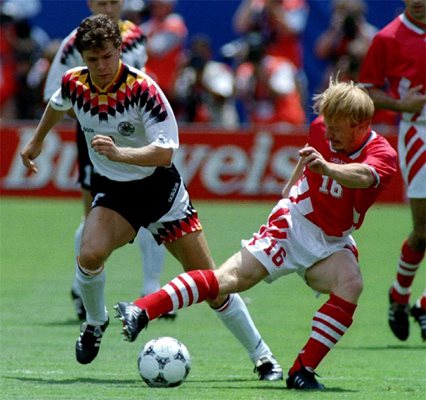 10 юли 1994 год., Ню Йорк Илиян Киряков отнема топката от германеца Андреас Мьолер при победата с 2:1 в четвъртфинала на световното.