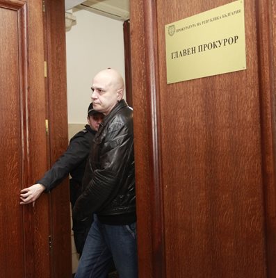 Слави Трифонов излиза от срещата си със Сотир Цацаров Снимки Десислава Кулелиева