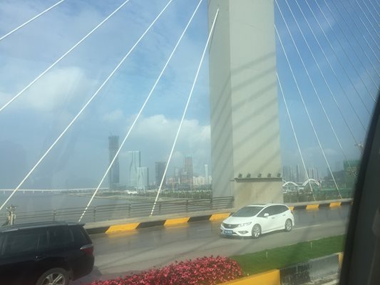 Град Джухай - изглед към близкия специален административен район Макао от най-дългия мост.