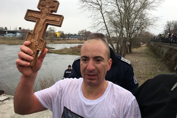 31-годишният Стефан Гадьов улови кръста в Пловдив. Снимки: Авторът