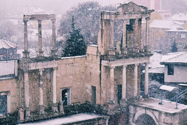 Вижте танца на снежинките над Античния театър (снимки)