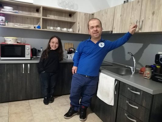 Чернев и Макси до новата специално пригодена кухня в центъра на малките хора в столицата
