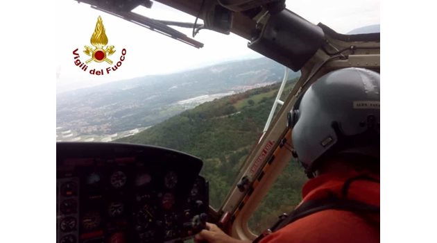 Момент от издирването на хеликоптера СНИМКА: Италиански пожарникари
