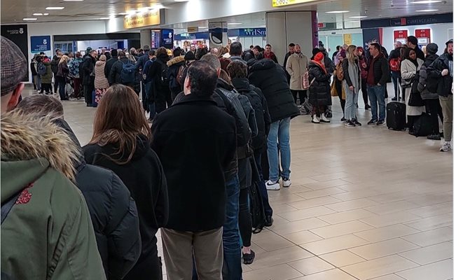 Евакуираха хиляди пътници на летището в Глазгоу след сигнал за бомба
Снимка; Туитър