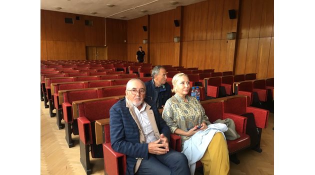 Лютви Местан се яви в съда в Кърджали със съпругата си Ширин, но без адвоката си, който бил ангажиран с друго дело в София.

СНИМКА: НЕНКО СТАНЕВ