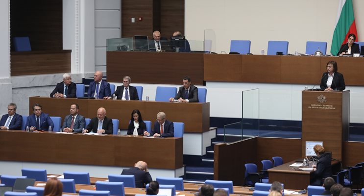 Министрите в парламента по време на първия вот на недоверие