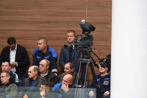 Кметът на Стара Загора Живко Тодоров слуша дебата в пленарната зала заедно с протестиращите миньори и енергетици