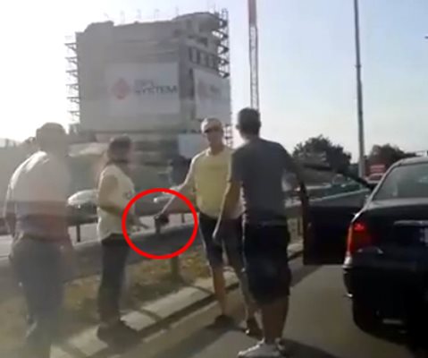 Шофьорът нарушител размахва пистолет по време на спора