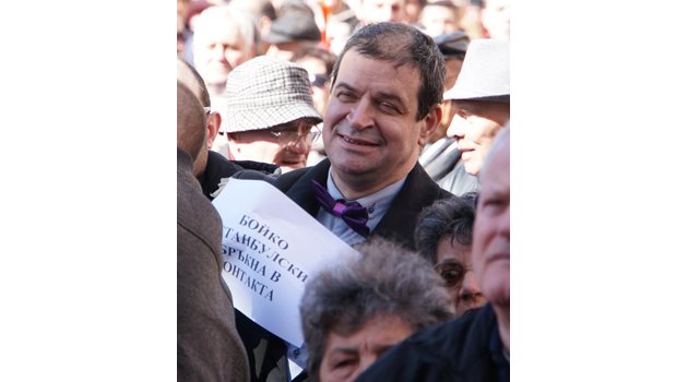 Николай Гацев, който участва в протестите за свалянето на първия кабинет “Борисов”, а през 2015 г. нахлузи шапка с индиански пера по време на тържествена церемония при издигане на знамето в София, също се появи. Преди 20 г. той бе общински съветник от СДС.