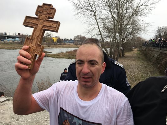 31-годишният Стефан Гадьов улови кръста в Пловдив. Снимки: Авторът