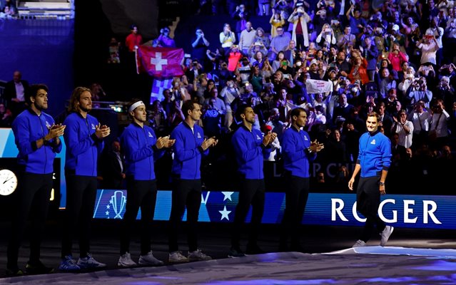 Роджър Федерер излиза на корта в препълнената зала О2 в Лондон за последния турнир в кариерата си.