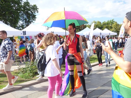 През юни десетки представители на ЛГБТ обществото излязоха на поредния прайд, за да защитят правата си.