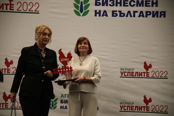 Наградата в категорията „Биопродукт“ получи стопанството „Моравско село“ на Здравка Смилянова. Тя й бе връчена от издателя на „Български фермер“ и „24 часа“ Венелина Гочева. СНИМКА: Николай Литов