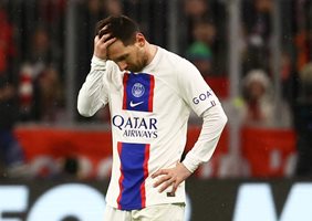 Меси се държи за главата, след като френският му тим отпадна още на 1/8-финалите в Шампионската лига.

СНИМКА: РОЙТЕРС