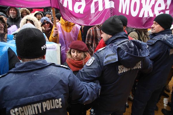 Протестиращите се опитват да пробият полицията, за да влязат в Министерски съвет