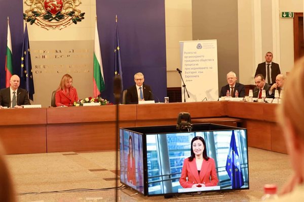 Еврокомисарят Илияна Иванова се включи с видеообръщение към участниците в тържествената сесия на ИСС.