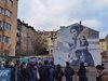Туристи разглеждат графити в София