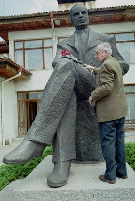 Синът на Елин Пелин - Боян Иванов, поднася цветя на паметника на баща си преди години.
СНИМКА: АРХИВ НА “24 ЧАСА”