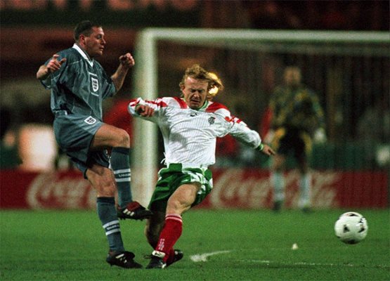 Киряков се бори с Пол Гаскойн в мача Англия - България 1:0 през 1996 година.