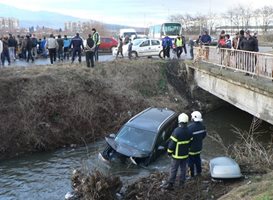 Пиян открадна колата на холандец и я потопи в река в Казанлък (видео)