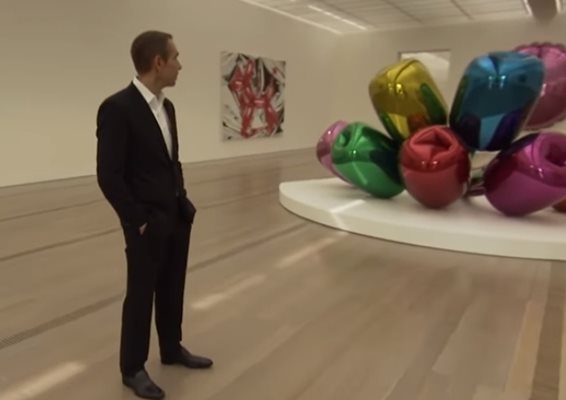 Американският скулптор Джеф Кунс  с едно от произведенията си КАДЪР: YouTube BBC Imagine Documentary