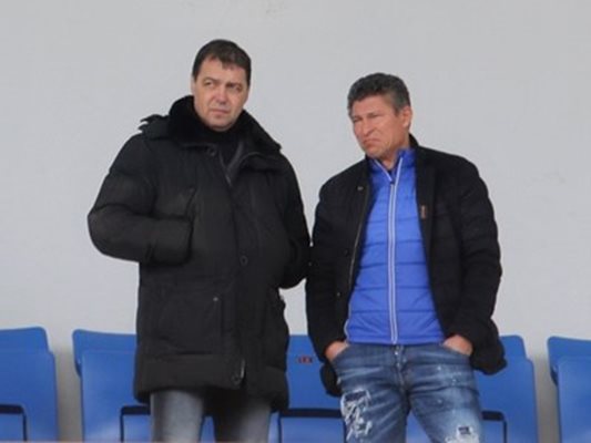 Хубчев и Балъков разговарят на мач от първенството в София.