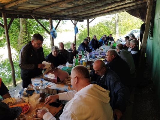 Мъжете от най-богатото село разпънаха маса до самия бряг на Марица. 