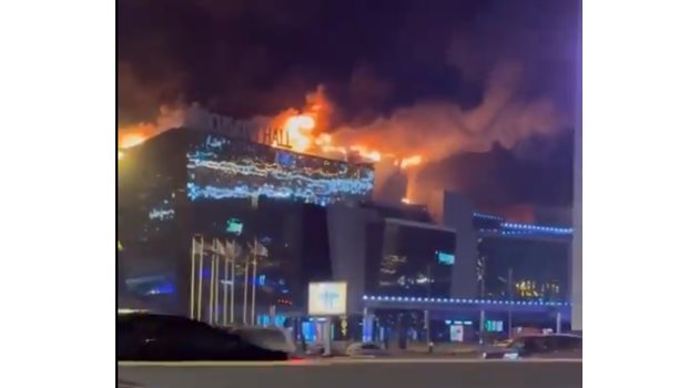Експлозия, пожар и стрелба с автомат в концертна зала в Подмосковието, евакуирани са хора
Кадър: Х
