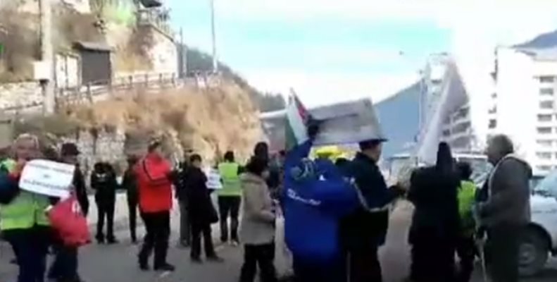 Протестиращите блокираха главния път Смолян-Пловдив край Чепеларе  Кадър: БНТ