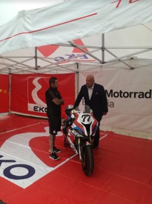 Министърът на младежта и спорта Красен Кралев разговаря с шампиона по мотоциклетизъм Мартин Чой