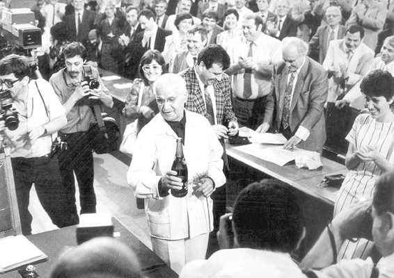 12 юли 1991 г. Доайенът на 7-ото ВНС Йосиф Петров (СДС) отваря шампанското по повод приемането на новата Конституция на Република България.

СНИМКА: АРХИВ