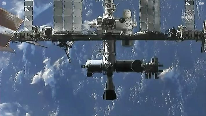 Корабът "Дракон" с четирима астронавти се отдели от МКС