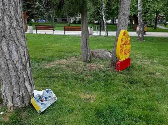 Вандали унищожиха детска великденска украса в Градската градина на Плевен Снимка: Фейсбук/ Община Плевен