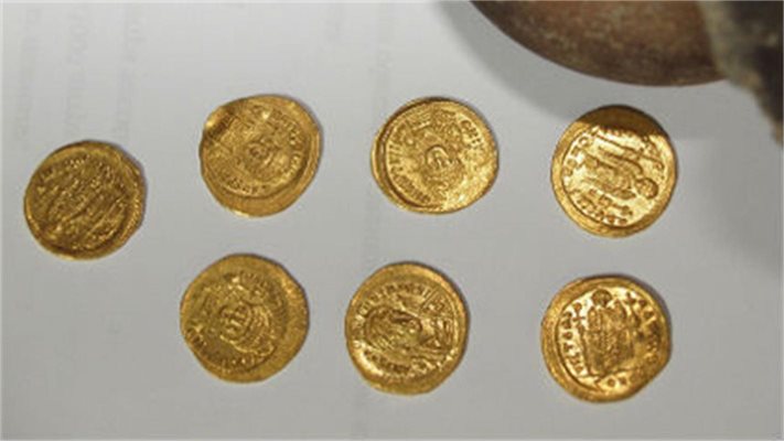 Археолози откриха съкровище от златни монети край Бяла
