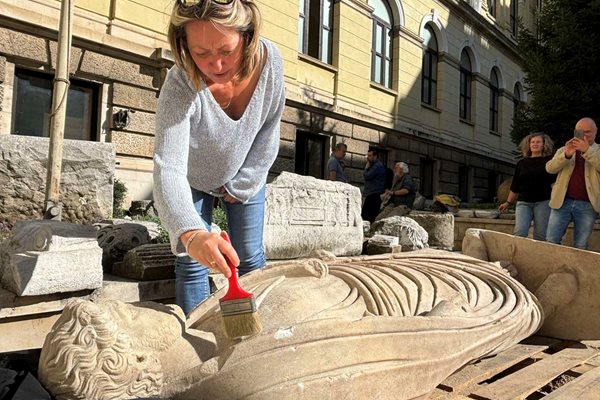 Мраморна статуя на мъж в човешки бой е открита при разкопите за строеж във Варна
Снимки: Орлин Цанев.