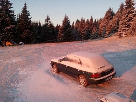 В Смолянско първият сняг падна още в края на октомври. СНИМКА: Валентин Хаджиев
